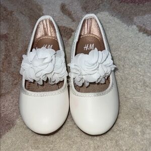 H&M White Kids Dress Shoes with Floral Detail